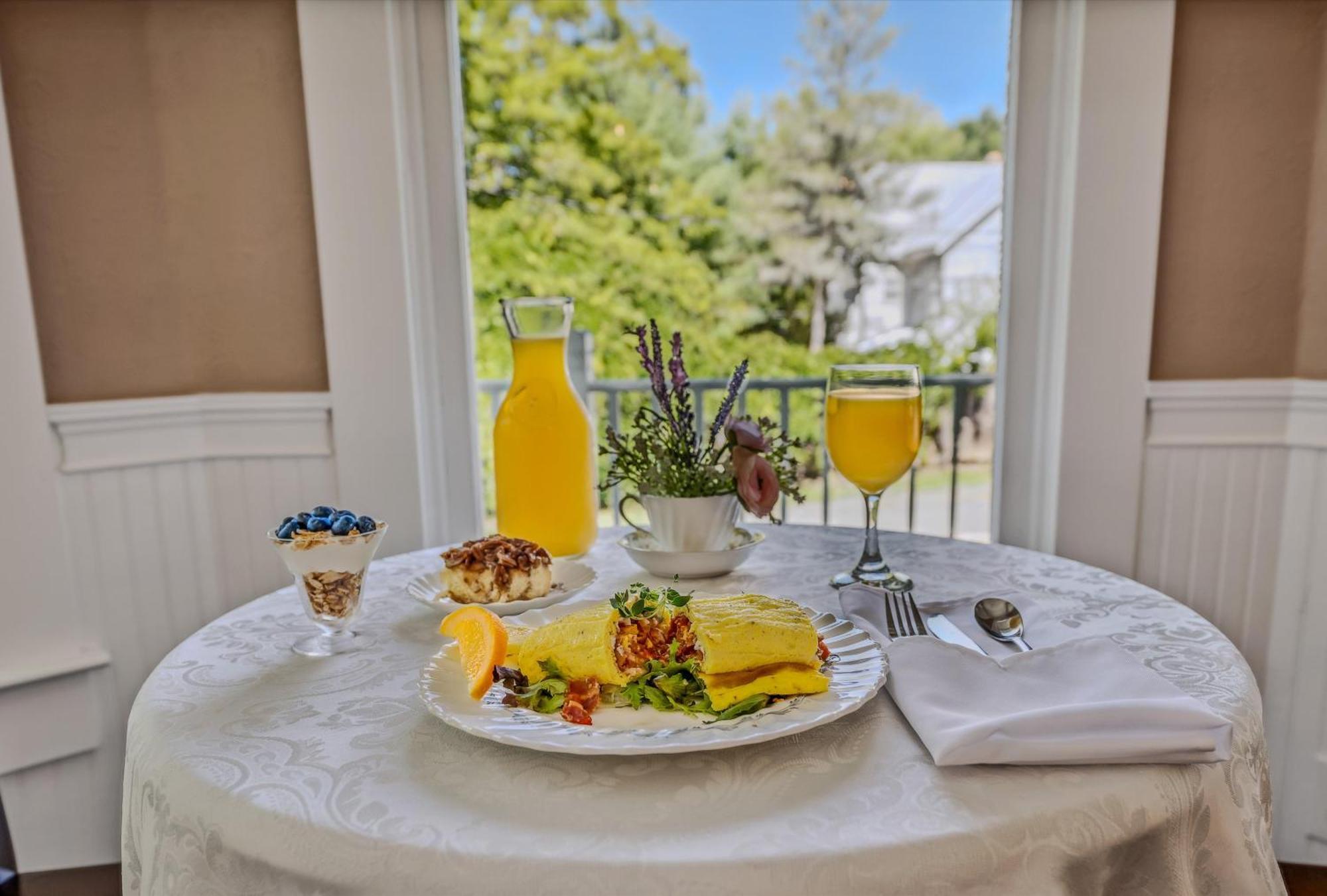 The Grand Castalian Inn Bed And Breakfast Berkeley Springs Eksteriør billede